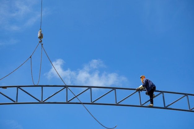 Werk op hoogte, bouwers klimmen hoog om te werken zonder veiligheidsapparatuur.