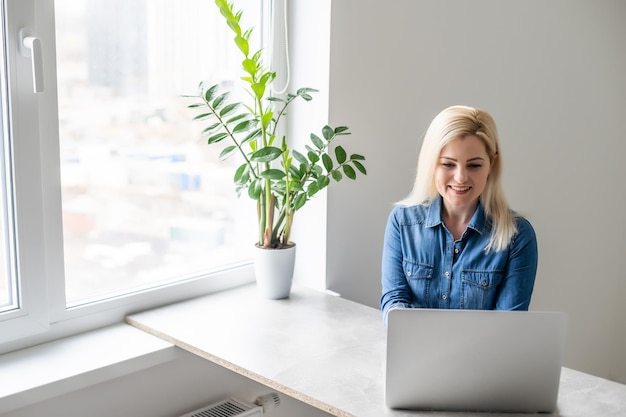 werk proces concept. Jonge vrouw werkproject met generieke ontwerp laptop. Analyse plannen handen.