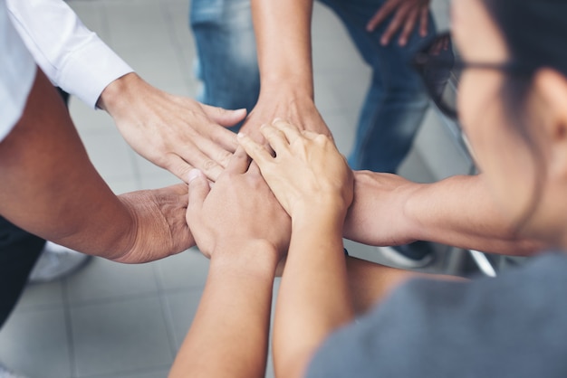 Werk samen handenwerk samen in vergaderkamerbureau