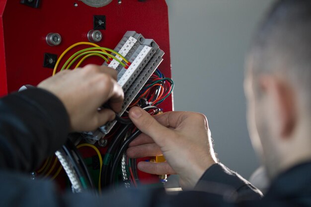 Werk van elektricien-ingenieur - schakel- en testapparatuur met draden, close-up