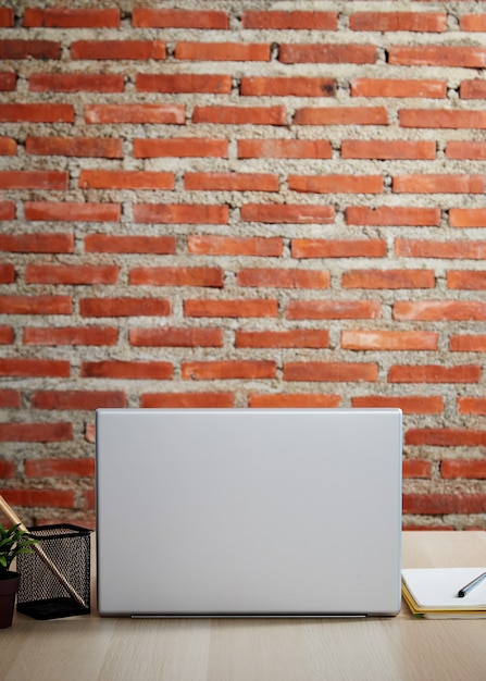 Werk vanuit een thuiskantoor met de achterkant van de laptop op de kamer