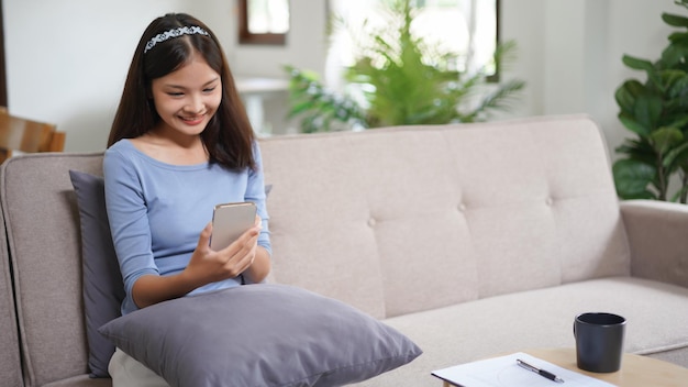 Werk vanuit huis concept Zakelijke vrouwen beantwoorden e-mail op smartphone terwijl ze thuis op afstand werken