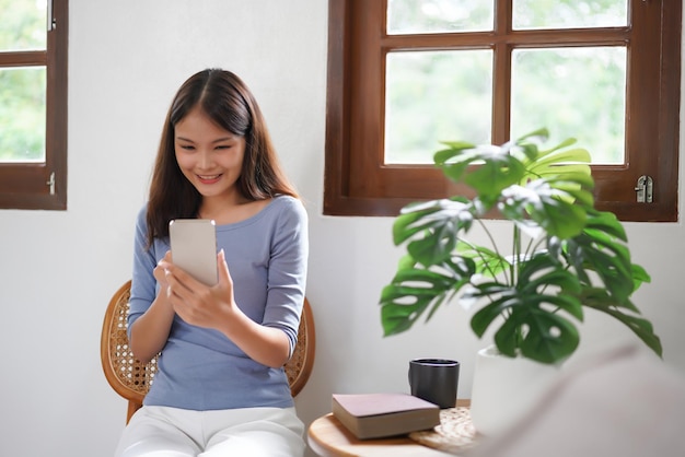 Werk vanuit huis concept Zakelijke vrouwen videogesprek met vriend op smartphone na thuiswerken