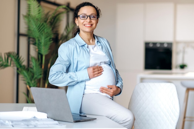 Werk zwangere vrouw gemengd ras volwassen gelukkige online laptop