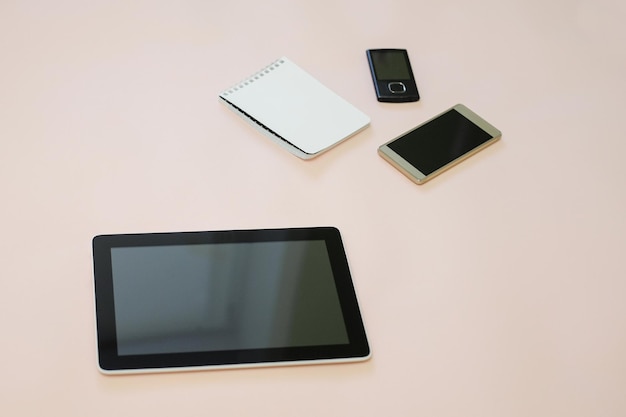 Werkbureau tafel concept Bedrijfsbureau met digitale tablet notitieblok smartphone muziekspeler