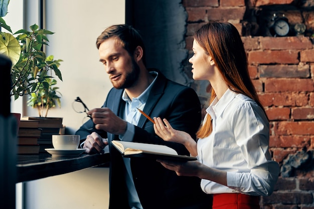 Werkcollega's in een restaurant rusten ontbijtcommunicatietechnologie uit