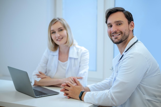 Werkdag in het ziekenhuis. Twee dokters die dicht bij elkaar zitten en iets bespreken