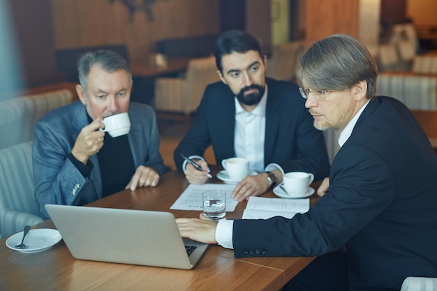 Werken aan zakelijke presentatie met collega's