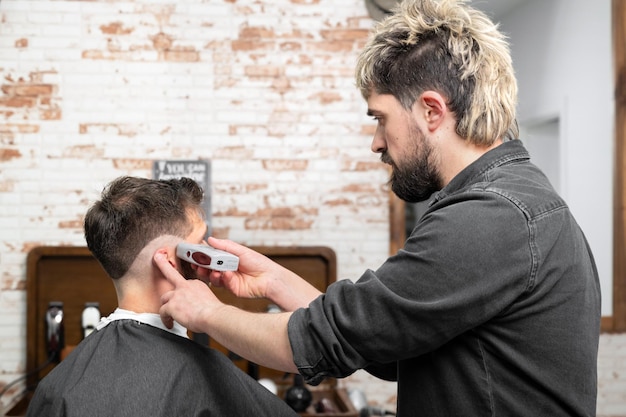 Werken in de kapperszaak Hoge kwaliteit foto