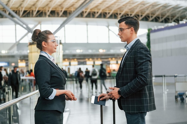 Werken met documenten Jonge zakenman in formele kleding is overdag op de luchthaven