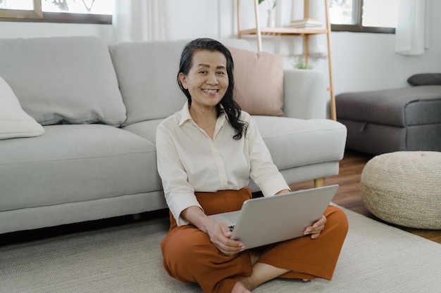 Werken met een laptop op een houten tafel Met de hand op een toetsenbord Teknologie E-commerce concept