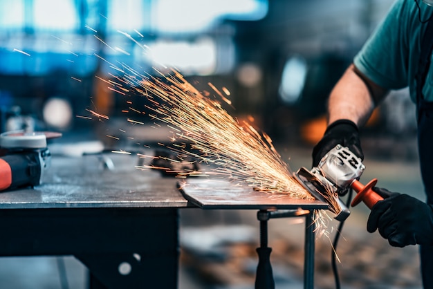 Werken met grinder, close-up.