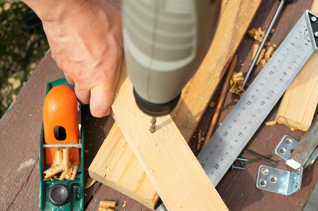 Werken met hout, het boren van de gatenboor