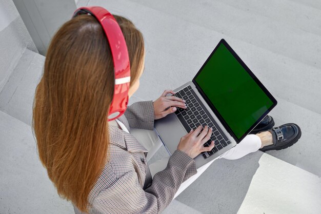 Werken op afstand als je freelancer bent Een onherkenbare vrouw werkt op een laptop Chromakey