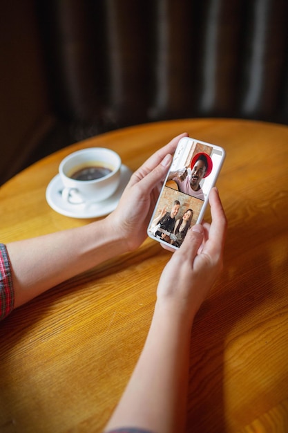 Werken op afstand. Werkplek in bar, restaurantkantoor met pc, apparaten en gadgets.