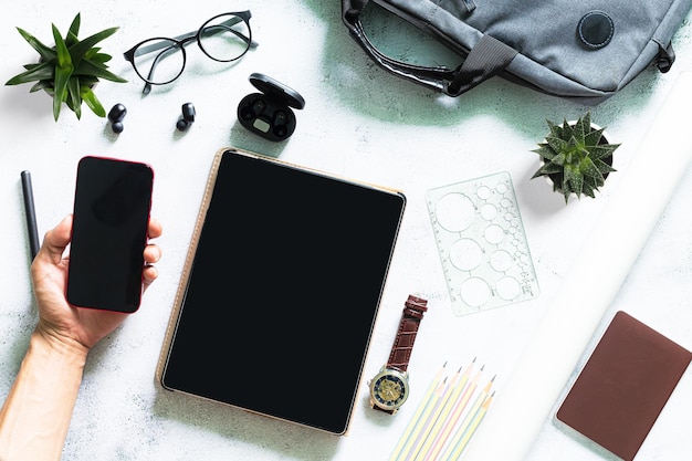 Werken op een tabletscherm op een wit bureauBovenaanzicht van zakenmensen die brainstormen over hun project