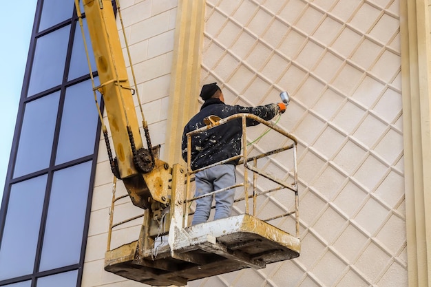 Werken op hoogte of schilderen op hoogte of verticaal werker gevel schilderen of extreem schilderen of gevaarlijk werk of extreem huisschilder schilderen gevel