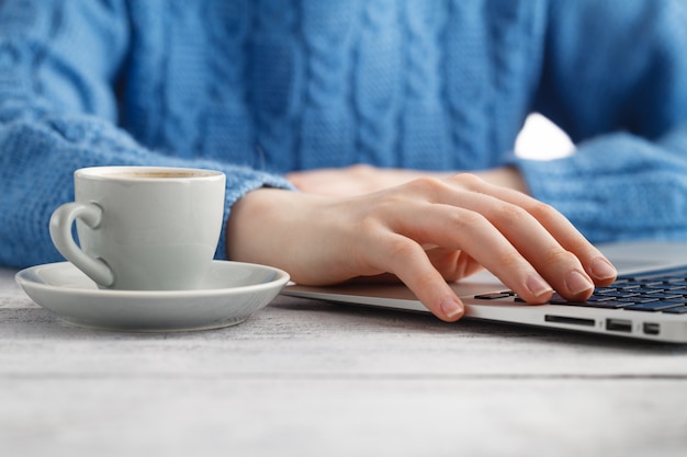 Werken op kantoor met laptop en koffie drinken