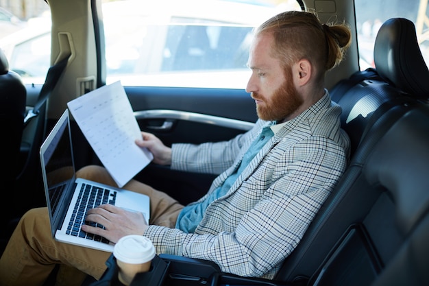 Foto werken terwijl u vastzit in het verkeer