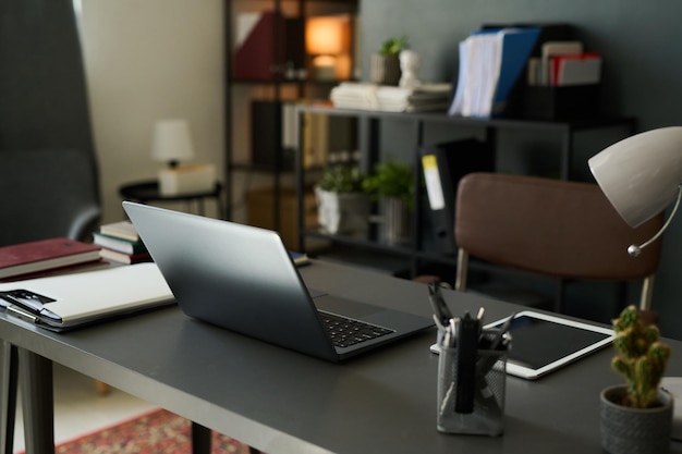Werken vanuit een modern kantoor thuis met een laptop op het bureau