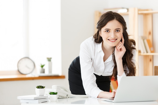 Werken vanuit huis concept - mooie jonge vrouw in haar huis die op laptop werkt. Thuiswerken. Quarantaine.