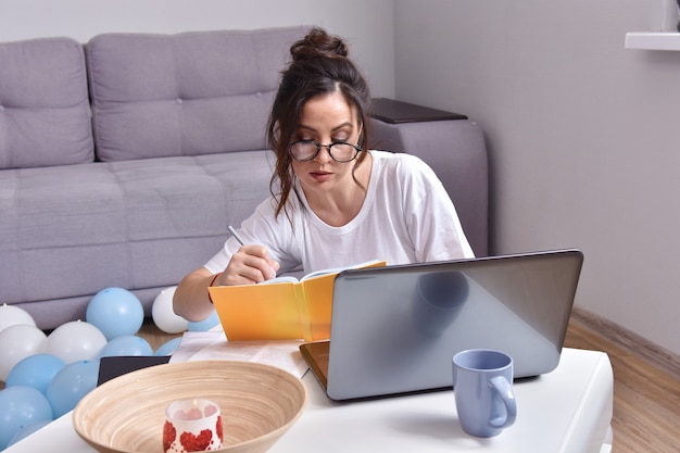 Werken vanuit huis mooie jonge vrouw