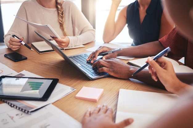 Werkend team samenwerking vergadering kantoor laptop technologie aan tafel en data-analyse swot Kleine bedrijven succes grafieken papierwerk strategie documenten en planning bedrijfsagenda en post het