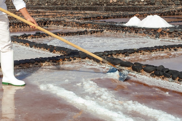 werkend zeezout in salinas del Carmen, Fuerteventura