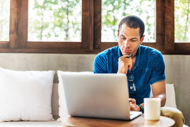 Werkende de Koffiewinkel van de mens Verbindend Laptop Concept