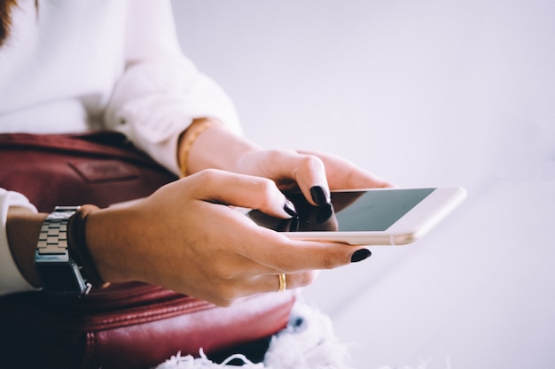 Werkende vrouw die slimme telefoon in koffie, bedrijfs digitaal concept met behulp van