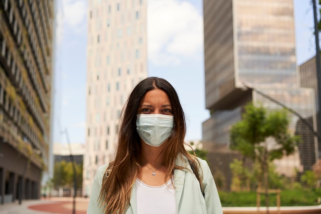 Werkende vrouw in een financieel centrum met een masker voor de coronavirus-pandemie.