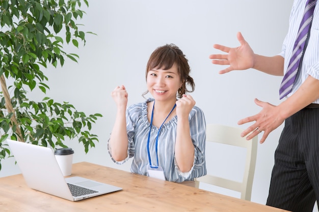 Werkende vrouw in een kantoor