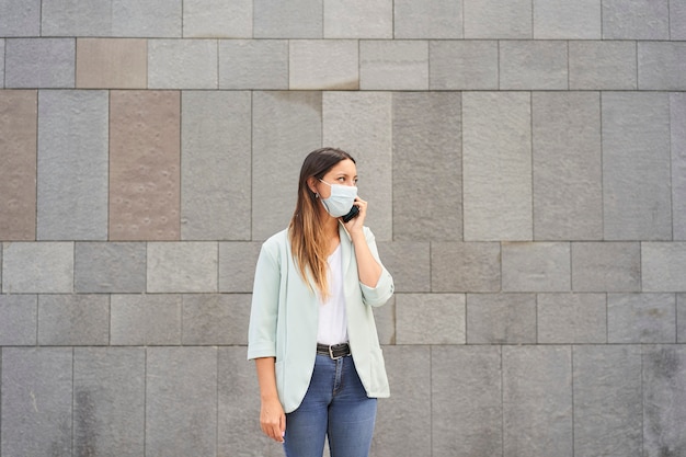 Werkende vrouw praten over de telefoon.