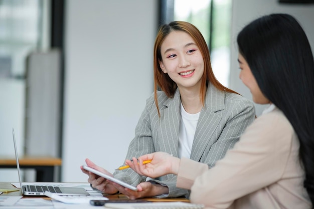 Werkende vrouwen bespreken werk en plannen nieuwe bedrijfsplannen en wisselen ideeën uit met collega's
