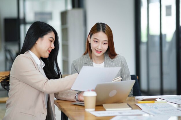 Werkende vrouwen bespreken werk en plannen nieuwe bedrijfsplannen en wisselen ideeën uit met collega's