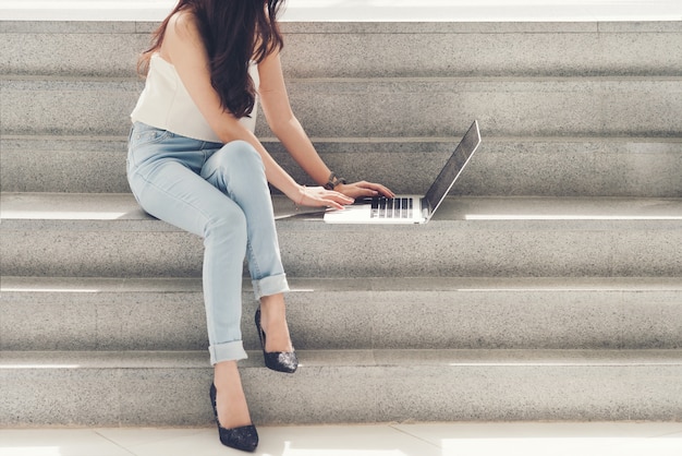 werkende vrouwen gebruiken de computer