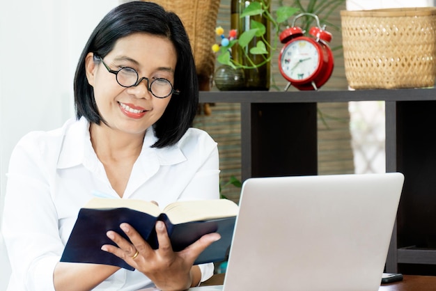 Foto werkende zakenvrouw zit binnen kantoor aan huis met labtop computer concept van opstarten of werk formulier thuis