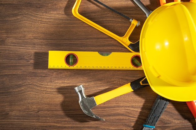 Werkgereedschap met helm op houten achtergrond