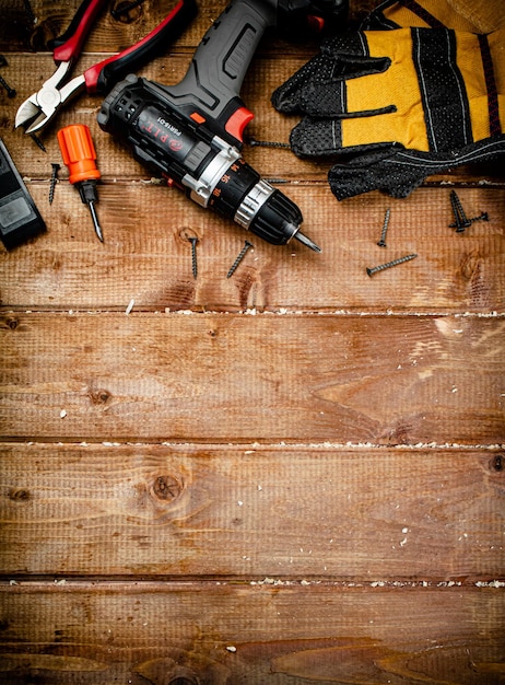 Werkgereedschap schroevendraaier met zelftappende schroeven op tafel