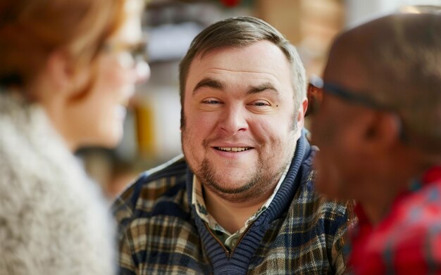 Werkgesprek met een kandidaat met een geestelijke handicap voor een bedrijf met inclusieve en gelijke rechten