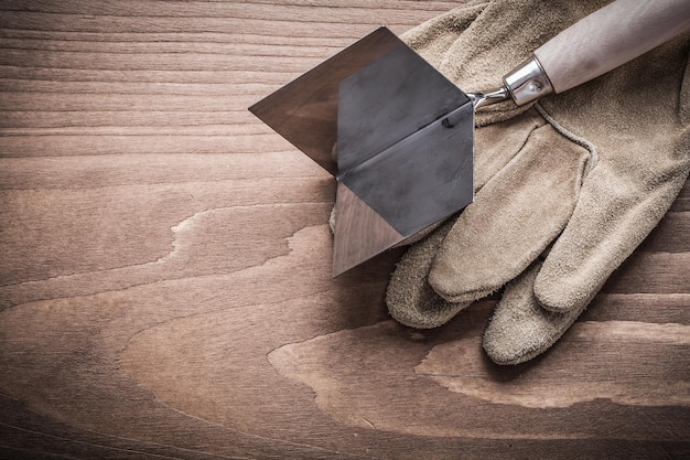 Werkhandschoenen en hoekvormer.