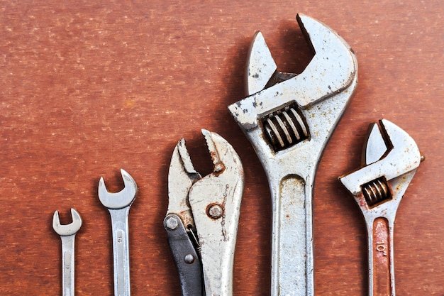 Werkinstrumenten op houten tafel achtergrond. bovenaanzicht