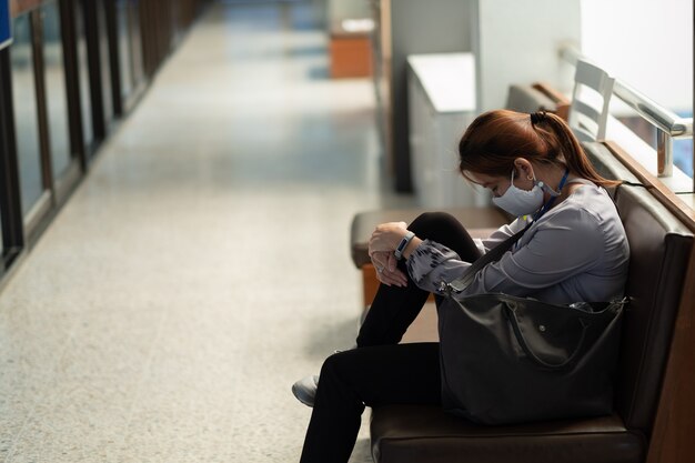 Werkloze vrouw, vrouw die zich verdrietig voelt