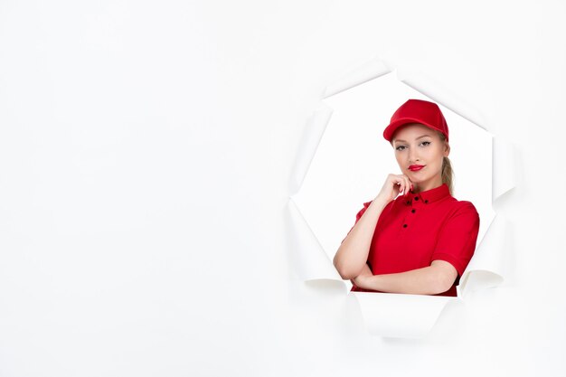 Werkneemster in rood uniform op wit