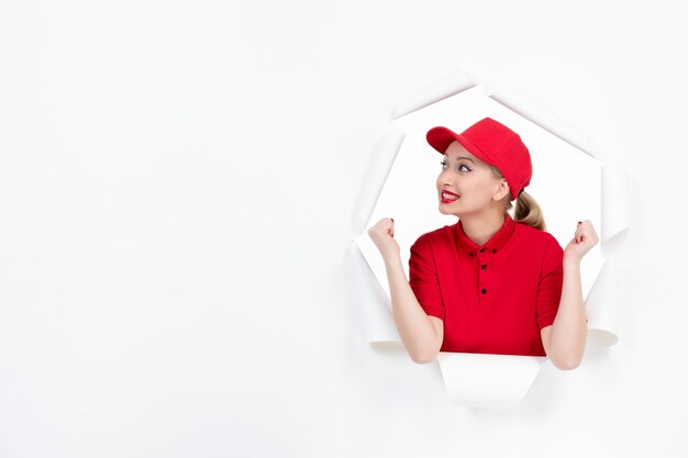 Werkneemster in rood uniform op wit