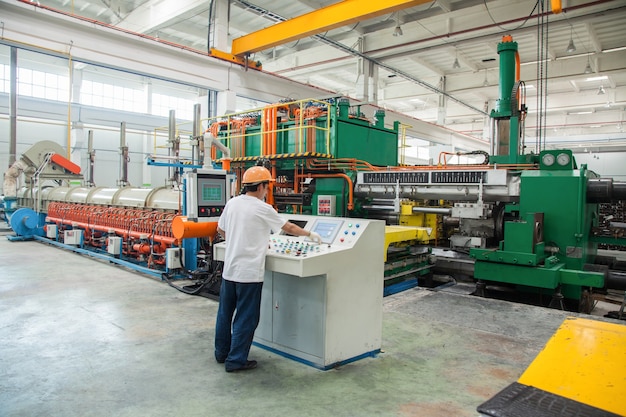 Werknemer achter het dashboard in de werkplaats voor de productie van aluminium profielen