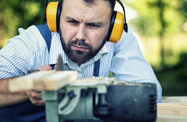 Werknemer baard man met cirkelzaag