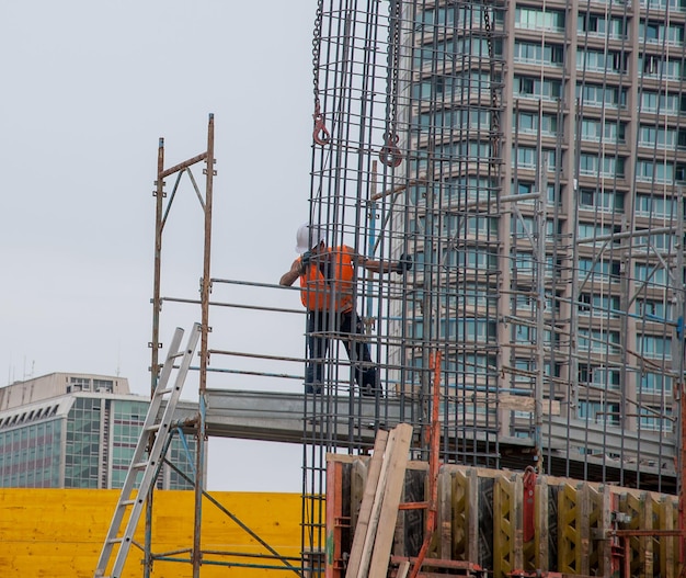 Werknemer bereidt pantser voor gewapend beton voor