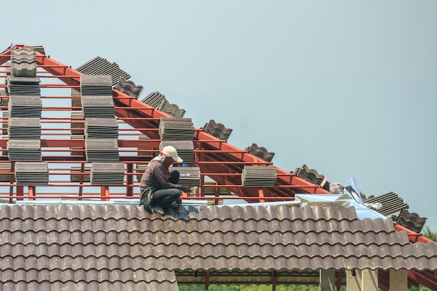 werknemer dakpannen installeren