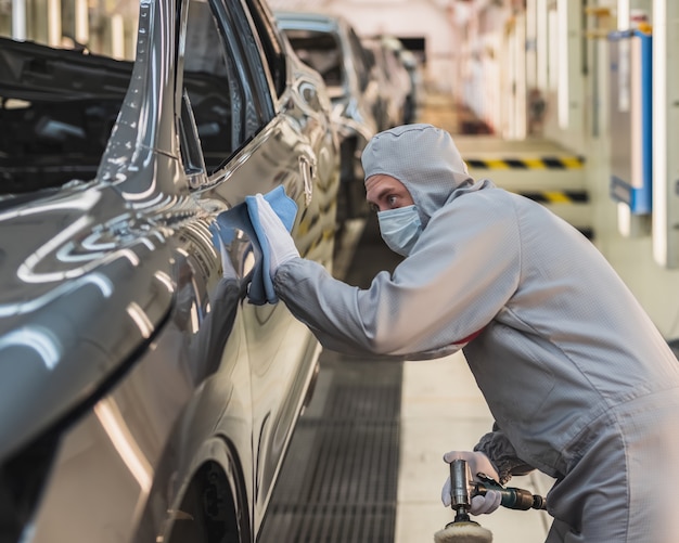 Werknemer die de carrosserie schildert